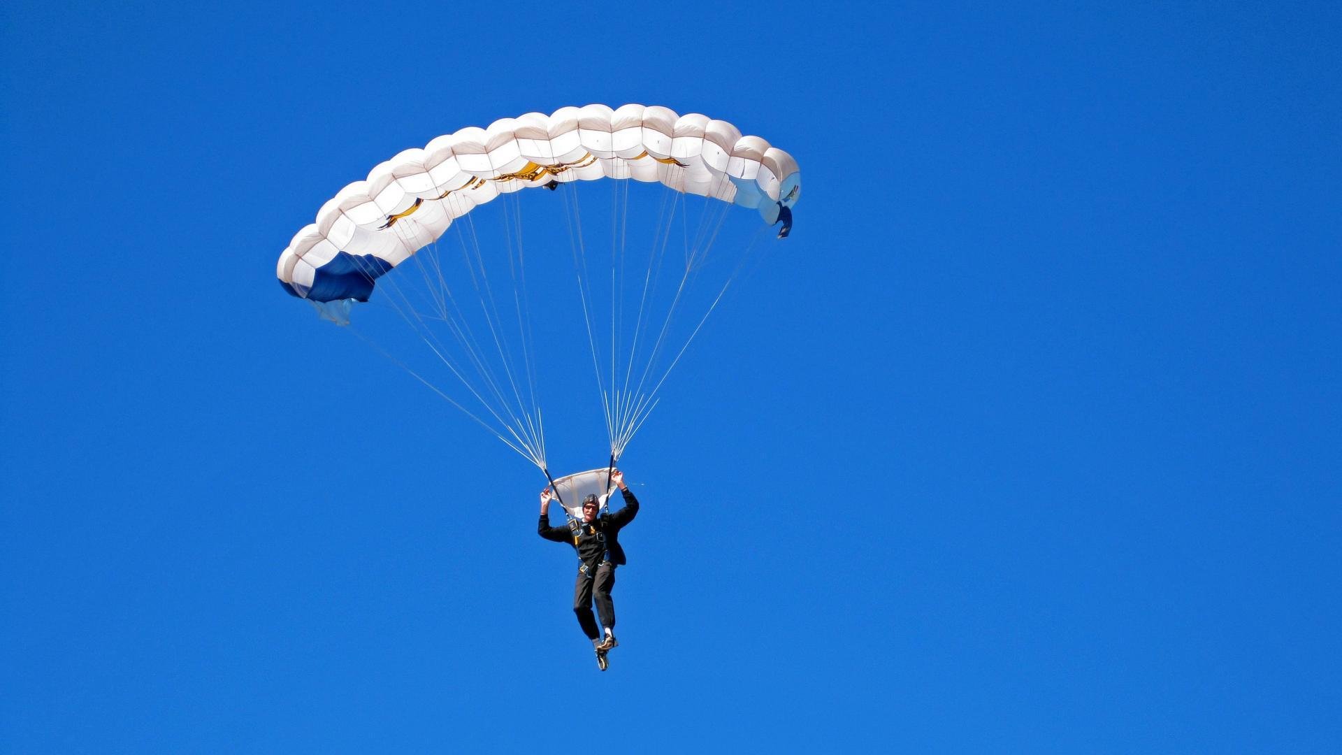 冬季雪地抢椅子赛，趣味横生的冰雪运动